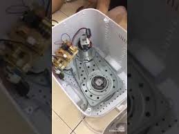 Open lid and lift bread pan handle with oven gloves, turn the pan anticlockwise and gently pull the pan straight up and out of the machine. How To Replace A Belt Of A Tesco Bm1333 Breadmaker Youtube