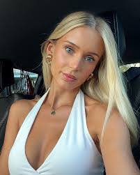 Cassie Robert's Instagram, Twitter & Facebook