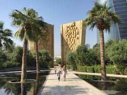 من معالم السياحة في الكويت الهامة برج التحرير رمز تحرير الكويت بعد تعرضها للغزو العراقي عام 1990، وبدأ بناؤه في عام 1992، وأفتتح رسمياً عام 1996، ويبلغ ارتفاعه 372 متراً. Ø£Ø¨Ø±Ø² 10 Ø£Ù…Ø§ÙƒÙ† Ø³ÙŠØ§Ø­ÙŠØ© ÙˆØ«Ù‚Ø§ÙÙŠØ© ÙÙŠ Ø§Ù„ÙƒÙˆÙŠØª Ø¨Ù…Ù†Ø§Ø³Ø¨Ø© Ø§Ù„ÙŠÙˆÙ… Ø§Ù„ÙˆØ·Ù†ÙŠ Ø§Ù„Ù€57 Ù…Ø¬Ù„Ø© Ù‡ÙŠ