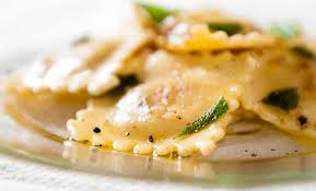 Se il condimento deve sempre arricchire i ravioli, valorizzandone il ripieno ma guardandosi bene dal sopraffare i sapori protagonisti di un ottimo piatto quale modo migliore per gustare dei buoni ravioli di pesce, soprattutto se farciti con ricotta e salmone, se non con un condimento di salsa bianca e. Sughi Per Ravioli 25 Ricette Veloci E Buonissime Leitv