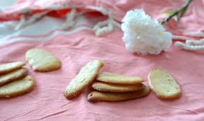 Un Petit Biscuit Classique Parfait Pour Accompagner Une Salade De Fruits De Maniere Gourmande Leur Cote Parfume Langue De Chat Alimentation Salade De Fruits