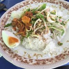 Tekstur ayam yang renyah sangat menggugah selera makan. Foto Di Gerai Nasi Lemak Ayam Goreng Kfc Posto Per La Colazione In Bentong Pahang