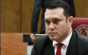 Acusan a Rivas de financiar su mansión con fondos de royalties Investigan a  Isidro y Hernán Rivas por el presunto desvío de fondos municipales para la  construcción de una mansión en Lambaré.