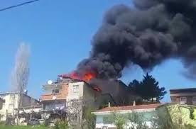 Jun 27, 2021 · beykoz'da korkutan ev yangını beykoz'da 3 katlı binanın çatı katında çıkan yangında 2 kişi dumandan etkilendi. Beykoz Da Bir Gecekonduda Yangin Cikti