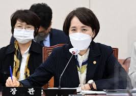 유은혜 “김건희 '허위이력' 의혹, 위법 여부 검토하겠다” : 뉴스 : 동아닷컴