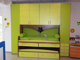 I letti salvaspazio contenitori in legno massello di design innovativo, permettono di sfruttare al meglio gli spazi della vostra camera da letto. Immagini Camerette A Ponte
