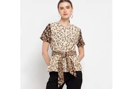 25+ model baju batik kantor wanita (modern, casual & elegan) whatsapp telegram. 18 Rekomendasi Batik Kerja Wanita Untuk Tampilan Stylish Dan Profesional Bukareview
