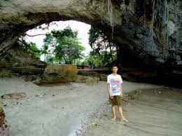 Pantai karang bolong berlokasi sekitar 50 km dari kota serang atau 140 km dari kota jakarta, sekitar 11 km ke arah selatan anyer atau sekitar 30 km utara labuan. Eksotisme Pantai Karang Bolong Kompasiana Com