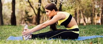 Was Tun Wenn Die Fusse Unerreichbar Sind 5 Ubungen Die Deine Beinruckseiten Dehnen Happy And Fit