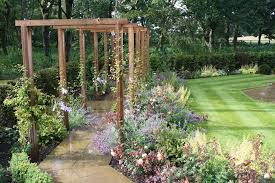 It is the most colorful month. Wooden Square Arches Dawn Garden Design Modern Garden Homify