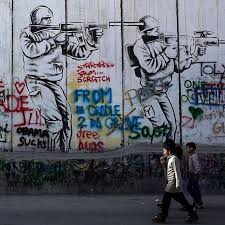 أطفال فلسطينيون أمام جدار الفصل في الضفة الغربية فلسطين اسرائيل اطفال صورة photo by chris mcgrath getty images instagram posts instagram hues