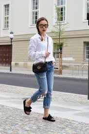 See this stunning olive knit collection at knit grandeur a pair of jean's you feel comfy in: Basics Kombinieren Die Klassische Weisse Bluse Mit Einer Boyfriend Jeans