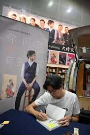 你看，这些是在金马伦拍的。” 她把手机交给我，“你往下拉，全部都是。” 我快速欣赏她的结婚照。好美，男的女的都很好看。  “我们总共拍了两组外景，一组是在金马伦拍，另一组是在北海道拍。” “北海道？日本？” 我眉头稍微往上移。 “对，日本。来，我开给你看。” 她碰了手机  ...