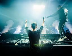 538 koningsdag is voor iedereen vanuit eigen huis, tuin of balkon te volgen via radio, tv 538 en menno de boer, radio director radio 538: Martin Garrix Live Radio 538 Koningsdag Tracklist
