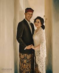 Gaun dan tuksedo hitam juga menciptakan kesan elegan. Klasik Abis Begini Prewedding 10 Pasangan Seleb Bergaya Tradisional Brilio Net Line Today