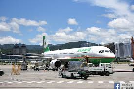 In 1998, the airline merged with great china airlines (大華航空) and taiwan airways (臺灣航空), which eva air also had interests in, to form uni airways (uni air). æ¾Žæ¹–é£›æ©Ÿäº¤é€š æ¾Žæ¹–æ©Ÿå ´æ­ç«‹æ¦®èˆªç©ºå›žå°ç£å¿ƒå¾— ç«‹æ¦®èˆªç©ºåœ‹å…§ç·šé£›æ¾Žæ¹–è·¯ç·šæ•´ç† ä¾†ä¸€çƒå­å™—