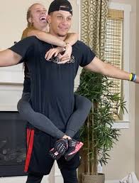 Both mahomes and matthews took to. Kansas City Chiefs Qb Patrick Mahomes Does The Koala Challenge