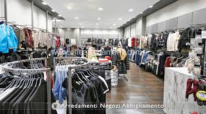 Vantiamo molti anni di esperienza nell' arredo negozi di abbigliamento, con numerosi progetti realizzati e clienti. Arredamento Per Negozi Di Abbigliamento Effe Arredamenti