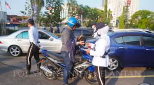 Keberadaan anggota jabatan siasatan dan penguatkuasaan trafik (jspt) di kawasan jalan raya dilihat memberi impak positif kepada pengguna jalan raya terutama dari faktor pemanduan. Jabatan Siasatan Dan Penguatkuasaan Trafik