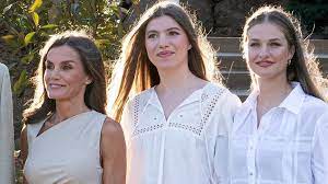El reencuentro privado y exprés de la reina Letizia con sus hijas, la  princesa Leonor y la infanta Sofía, en París - Infobae