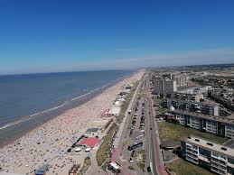 Zandvoort is a popular beach destination located near to amsterdam, with clean sandy beaches, popular beach bars and family activities. De Topdrukte Van Zandvoort In Beeld Haarlem105