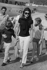 Jacqueline kennedy was the wife of president john f. Jackie Kennedy Onassis Diese 3 Must Haves Gehoren In Eine Capsule Wardrobe Vogue Germany