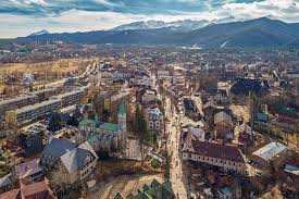 Nie znaczy to jednak, że nie można zdecydować się na wynajęcie apartamentu lub domu w najbliższej okolicy. From Krakow Zakopane Town Surrounded By Tatra Mountains 2021