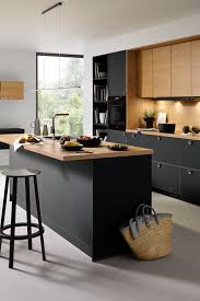 une cuisine noire peut etre facilement rechauffee en ajoutant du bois cette en 2020 cuisines design cuisine contemporaine cuisine design moderne