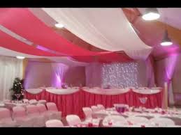 Location de decoration pour mariage et reception eglantine fleuriste deco plafond mariage idees decoration conseils et selection decoration plafond mariage. Mariage Theme Fushia Decorations Salles Mariage Salles De Fetes Youtube