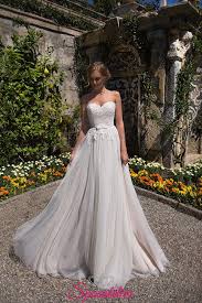 Anzi, gli abiti da sposa semplici ed eleganti permettono di giocare molto con accessori particolari e dettagli eccentrici, in un equilibrato mix dal un vestito da sposa semplicissimo, per antonomasia, non dovrà mai essere eccessivo. Abiti Da Sposa Semplice Delicato E Raffinato Modelli 2018sposatelier