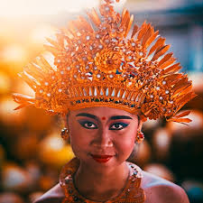 Pendet dancer
