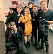 2018 Sabrina Carpenter Meets The K Pop Boy Band Monsta X Backstage At The Kdwb 1 Sabrina Carpenter Monsta X Monsta X Funny