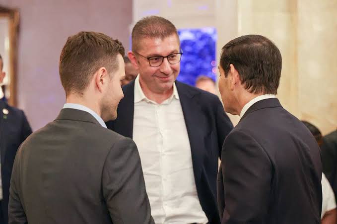 Средбите на македонската делегација во САД предизвикаа бројни реакции во домашната јавност, AI generated