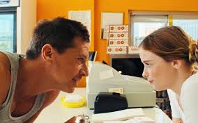 帰郷した落ち目の元ポルノ俳優が、17歳の少女に夢中になって…“自信まんまん男”とアメリカ社会を描く 「レッド・ロケット」を採点！ | 文春オンライン