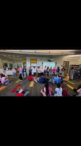 Chicos divirtiéndose cantando en Español