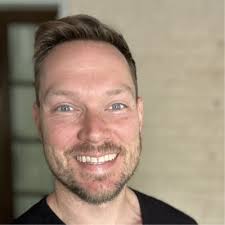 🎯 Not all prospects are the same. Segment your cold email lists by  persona, industry, or pain point to deliver a message that resonates. A VP  of Sales at a SaaS company