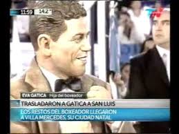 Eva Maria Gatica saluda al "mono " en Villa Mercedes.