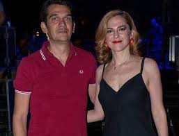 Μία νέα και δυναμική γυναίκα που εδώ και δέκα περίπου χρόνια πρωταγωνιστεί στο ελληνικό τραγούδι. Egkyos Sto Prwto Ths Paidi Einai H Rena Morfh Se Pelagh Eytyxias H Tragoydistria Kai O Syzygos Ths