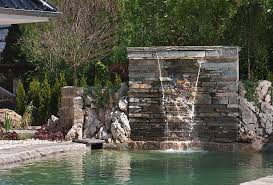 Vor dem auslegen der folie sollten alle steine und wurzeln im bereich des bachlaufes und wasserfalls entfernt werden, als weiteren schutz vor beschädigung verlegen sie darunter ein wurzelvlies. Gartenteich Schwimmteich Und Pool Gartengestaltung Mit Naturstein Leipzig Krostitz