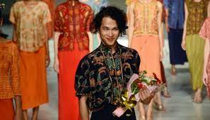 Pagelaran ini pun turut menggandeng epajewel dan yayayan kanker anak indonesia dalam menyambut hari kanker dunia. Oscar Lawalata Upon Preserving Indonesia S Batik Life En Tempo Co Tempo Co
