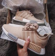 Adidas pw hu holi nmd mc powder dye ac7034. Adidas Nmd R1 Braun Beige Foto Ka Leen Instagram Adidas Nmd R1 Turnschuhe Damen Adidas Sneaker Damen