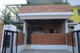 His english has a murky, muddled sound to it, don't you think? D Story Brickhouse Vista Holiday Home Air Keruh