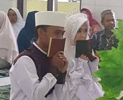 Rumah allah yang seharusnya bernuasa agamis menjadi romantis, glamour, berlomba dan bersombong dalam. Menyaksikan Pernikahan Al Ustadz Dan Qoriah Siantar Akad Nikah Di Masjid Sulaiman Daud Asyukur