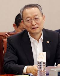 월성 원자력발전소(원전) 1호기 경제성 평가 조작 의혹 관련 검찰 수사를 받아온 백운규 전 산업통상자원부 장관의 구속영장이 기각됐다. Hdwxfivkfvuzm