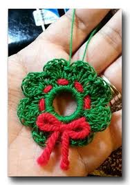 что можно связать крючком в подарок на новый год Cute Wreath Figure It Out From The Picture Since The Link Doesn T Take You Inst Idei Dlya Podelok Rozhdestvenskie Podelki Besplatnye Shablony Dlya Vyazaniya Kryuchkom