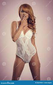 Mujer Erótica En Actitud Atractiva Imagen de archivo - Imagen de pelo,  sensual: 45647859