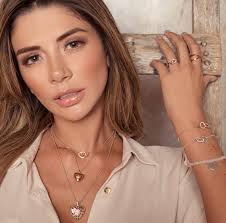 Listos para San Valentín? 😍 Se aproxima el día de los enamorados 💘  Regalemos amor, regalemos momentos únicos que sea vean reflejados en una  joya, aquí les dejo una opción para esta