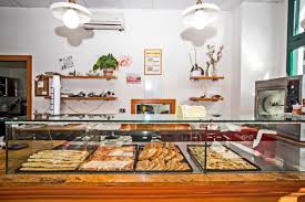 Volete aprire una pizzeria a roma che non sia a taglio o da asporto ma completa di tavoli e sedie per il consumo sul posto? Aprire Una Pizzeria Al Taglio Tutto Cio Che Devi Sapere
