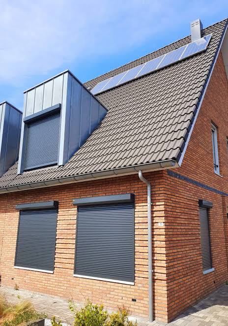 Huis met moderne rolluiken in een stijlvolle gevel