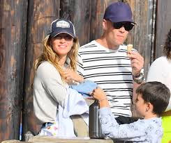 Patriots quarterback tom brady says his 3 kids, jack, benjamin, and vivian, all helped him grow. Gisele Bundchen And Tom Brady Take Kids To Disneyland On Easter Page Six